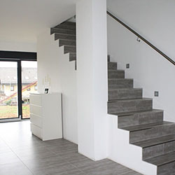 Betontreppe mit Fliesenbelag